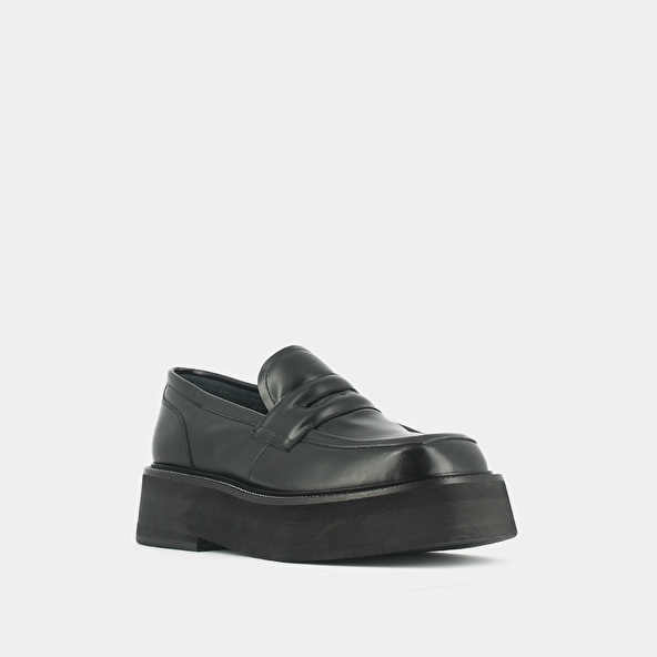 Platform loafers in black glazed leather | DAFFY