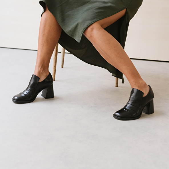 Heeled loafers in black leather | DESTIN