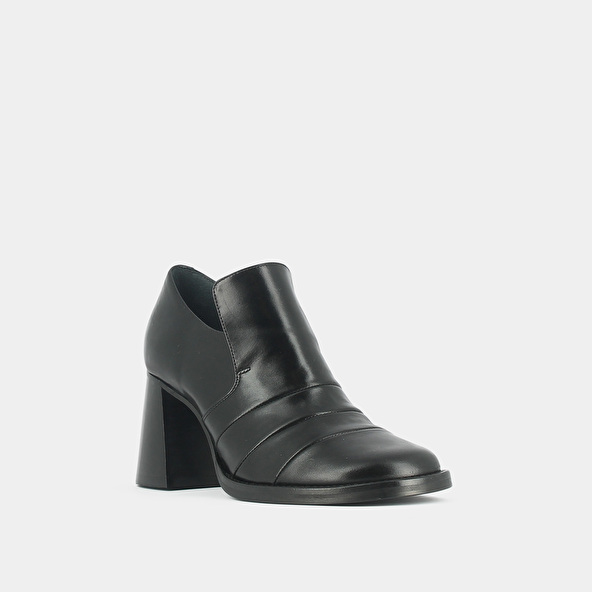 Heeled loafers in black leather | DESTIN