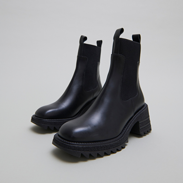 Boots with elastics and notched sole in glazed black leather | DOVE