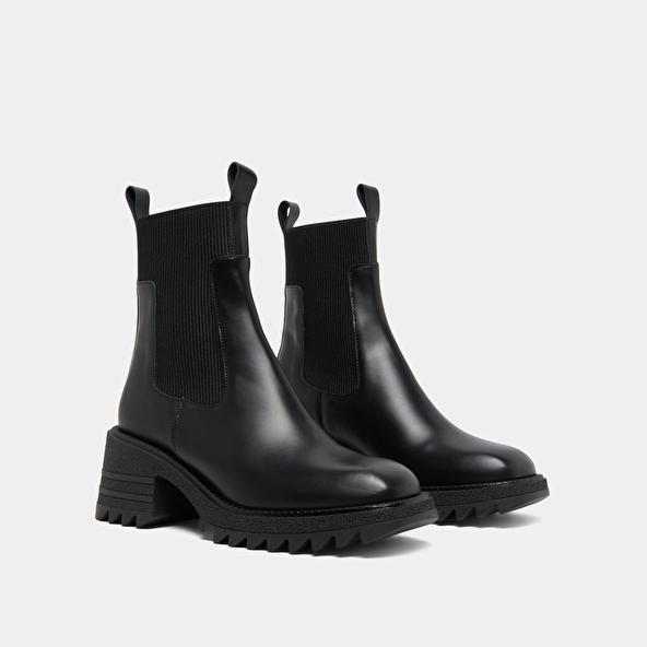 Boots with elastics and notched sole in glazed black leather | DOVE