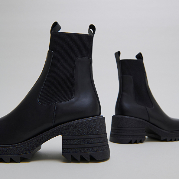Boots with elastics and notched sole in glazed black leather | DOVE