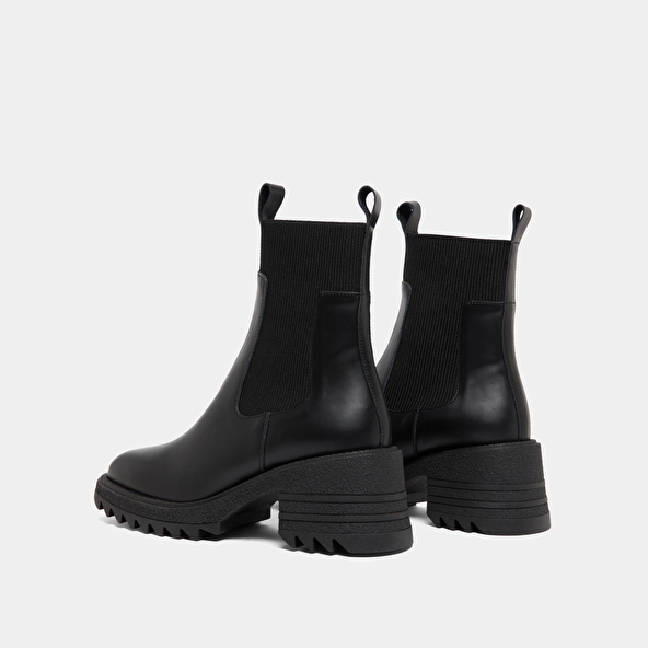 Boots with elastics and notched sole in glazed black leather | DOVE