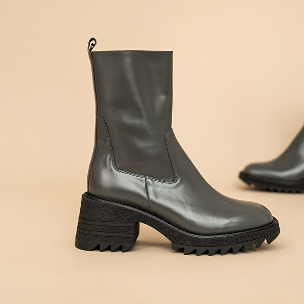 Ankle boots with heel and notched sole in anthracite glazed leather | DOVIA