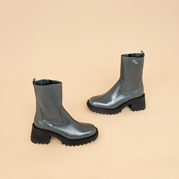 Ankle boots with heel and notched sole in anthracite glazed leather | DOVIA