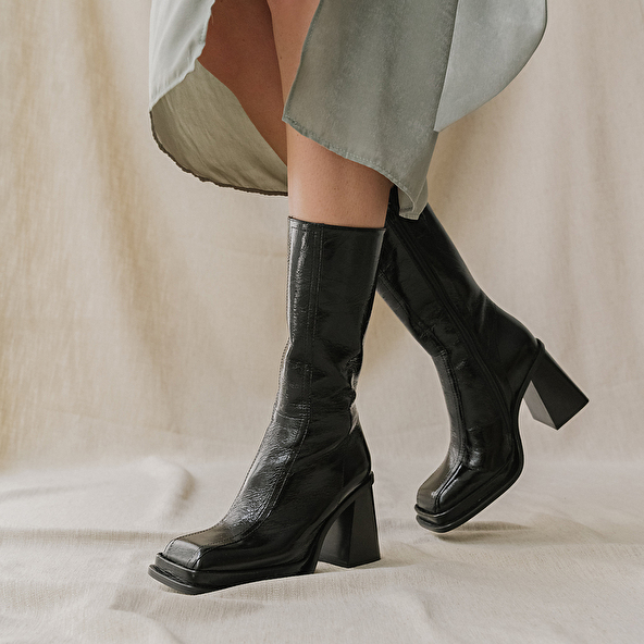 Boots with heel, platform and square toe in glazed black leather | BAGNA