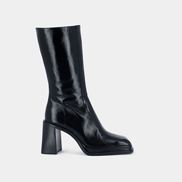 Boots with heel, platform and square toe in glazed black leather | BAGNA