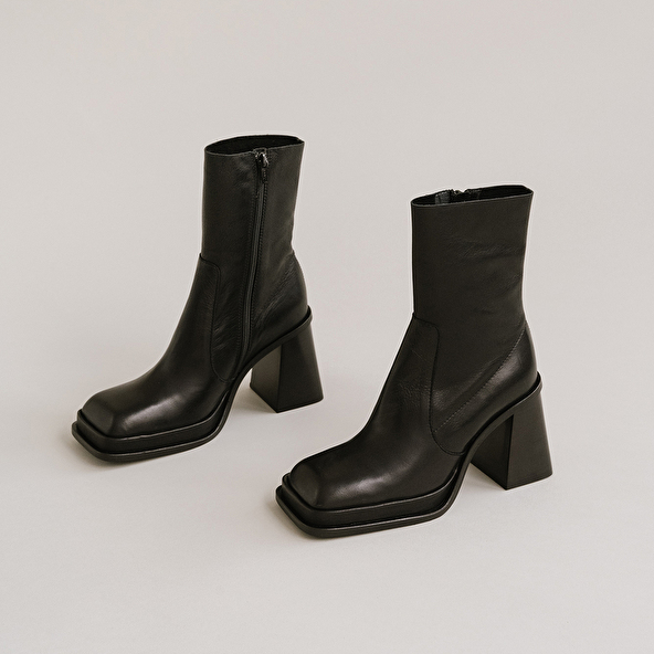 Platform boots with square toe in black leather | BANANA