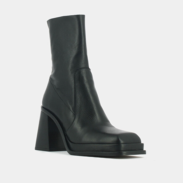 Platform boots with square toe in black leather | BANANA