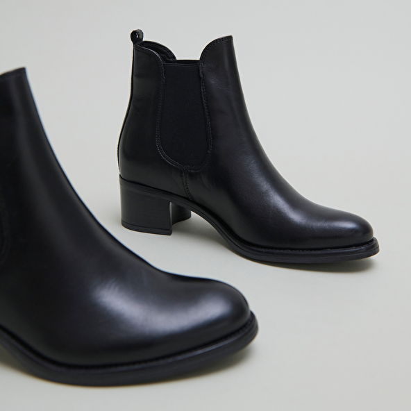 Heeled lowboots in black leather | CALCUTTO