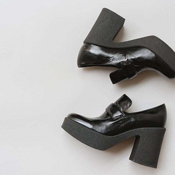 Platform loafers with square toe in black shiny leather | DRICUS