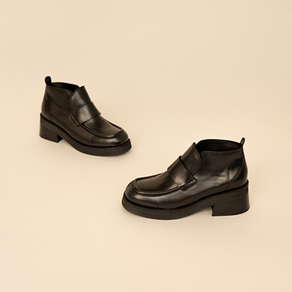 Loafer with tongue and square toe in black leather | ABELINE