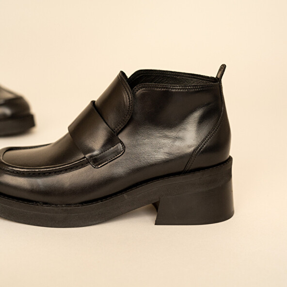 Loafer with tongue and square toe in black leather | ABELINE
