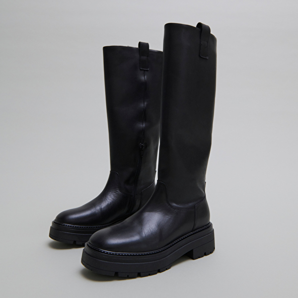 Boots with notched soles and square toe in black leather | PICUSSIA