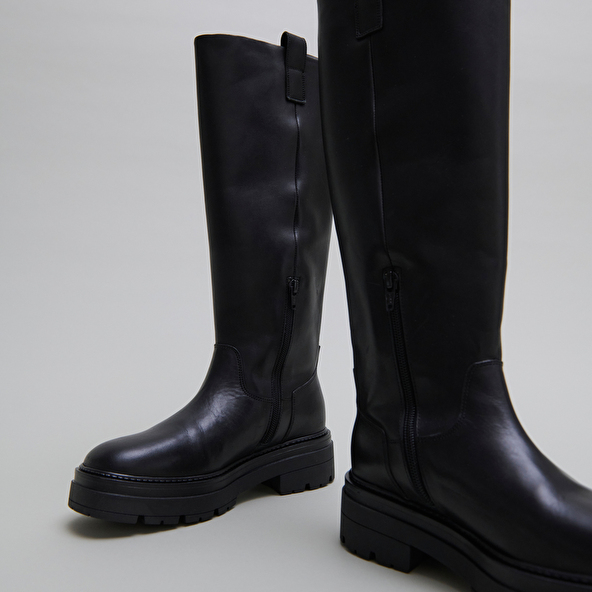 Boots with notched soles and square toe in black leather | PICUSSIA