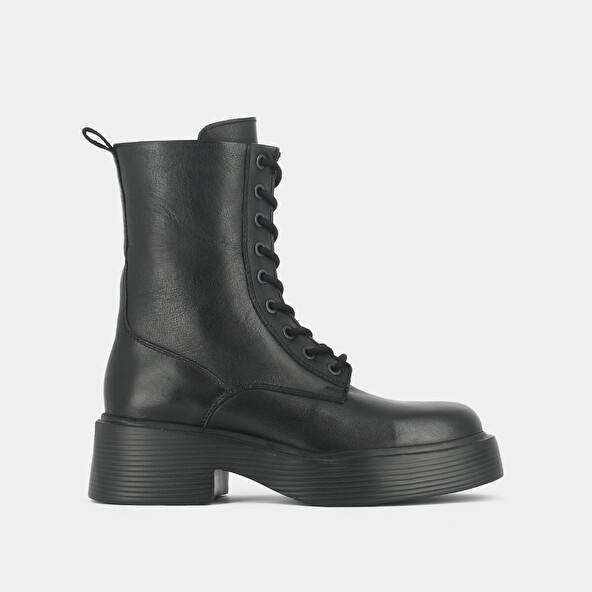 Lace-up platform boots with square toe in black leather | IBRAS