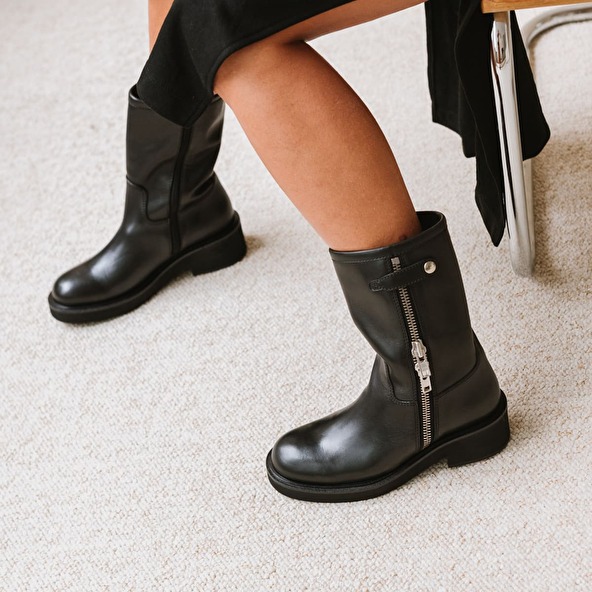 Heeled boots with double zip in black leather | DIANETTE