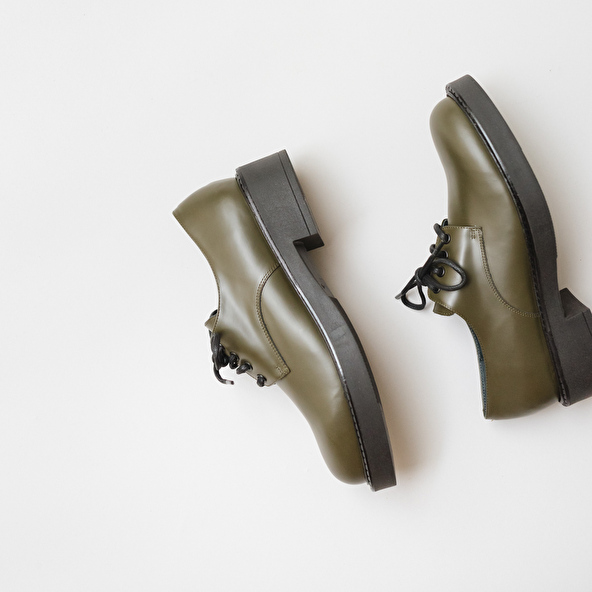 Derbies with laces and thick sole in khaki glazed leather | DIDON
