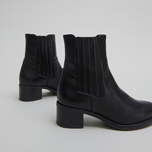 Low boots with elastic band and square heel in black leather | CHILI