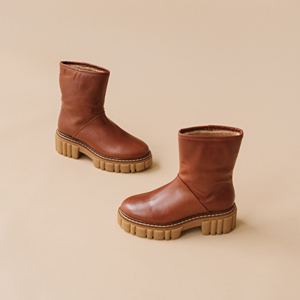Boots with notched soles in cognac fat leather and camel fur | DONELA
