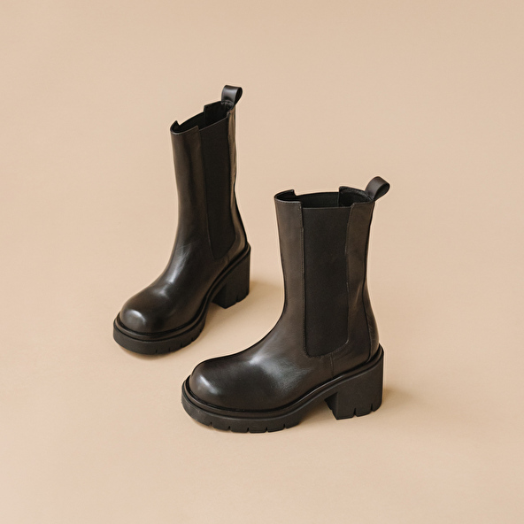 Boots with notched soles and elastic in black leather | REAGAN