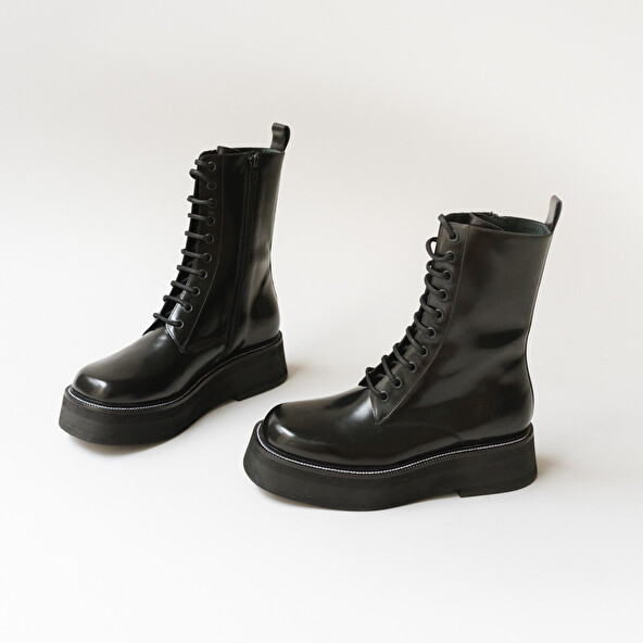 Boots with laces and thick sole in black shiny leather | DAFFIA