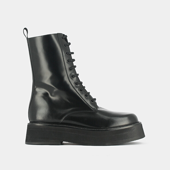 Boots with laces and thick sole in black shiny leather | DAFFIA