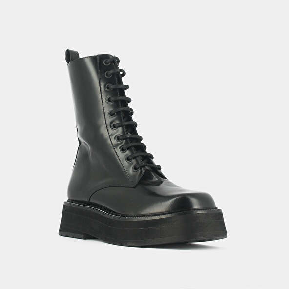Boots with laces and thick sole in black shiny leather | DAFFIA