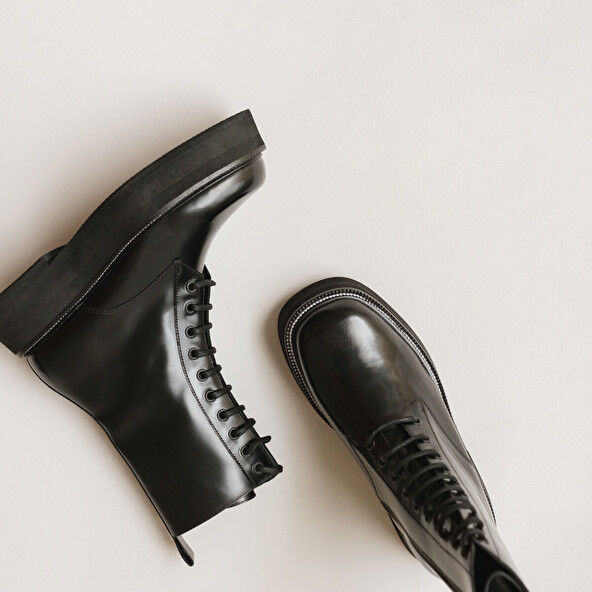 Boots with laces and thick sole in black shiny leather | DAFFIA