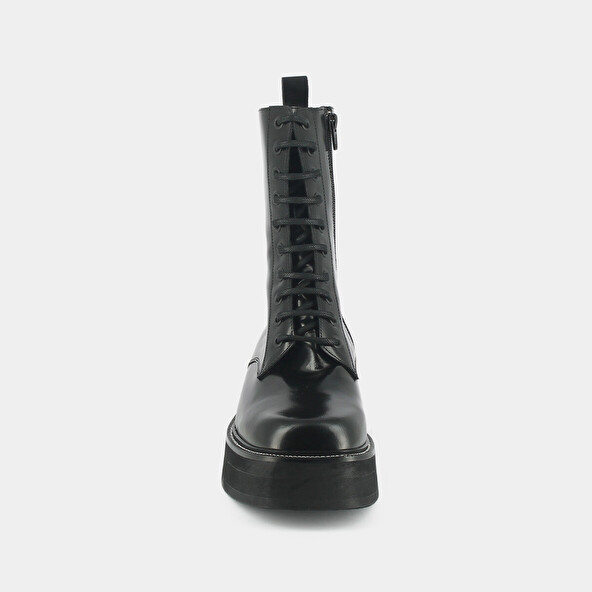 Boots with laces and thick sole in black shiny leather | DAFFIA