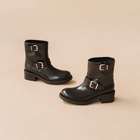Shoelace boots, notched sole and silver buckle detail black glazed leather | DIVIUS