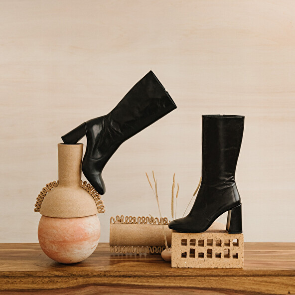 Heeled boots with square toe in black aged leather | VACCA
