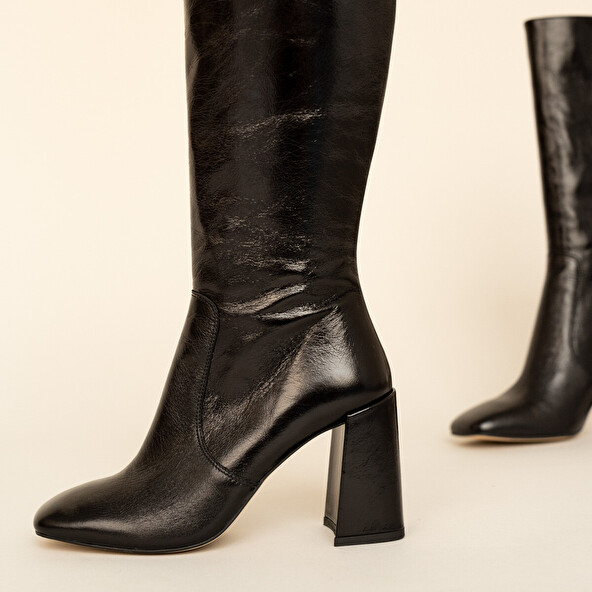 Heeled boots with square toe in black aged leather | VACCA