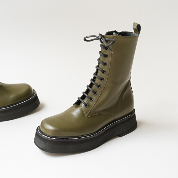 Laced boots with thick sole in shiny khaki leather | DAFFIA