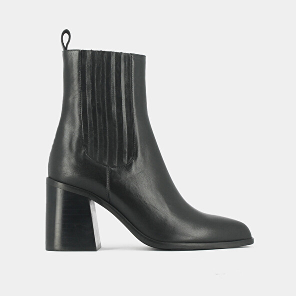 Heeled ankle boots with gathers in black leather | DOLORES