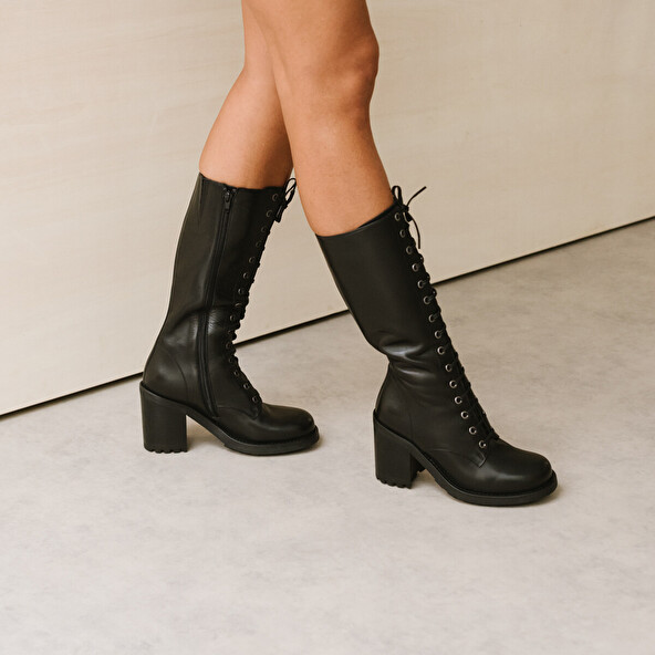 Boots with heels and lacing in black leather | DELLY