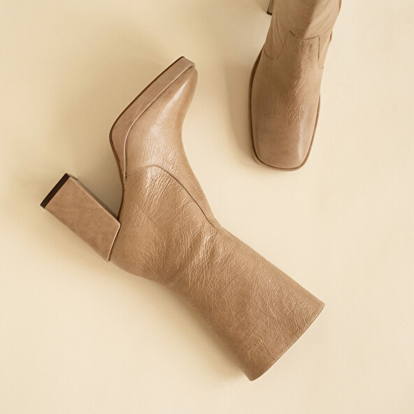 Heeled boots in beige shiny leather | DETH
