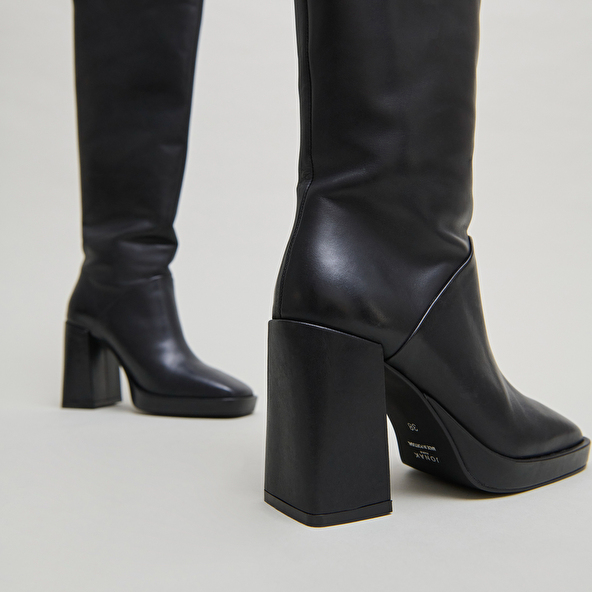Bottes à talons hauts et bouts carrés in black leather | DETHLEE
