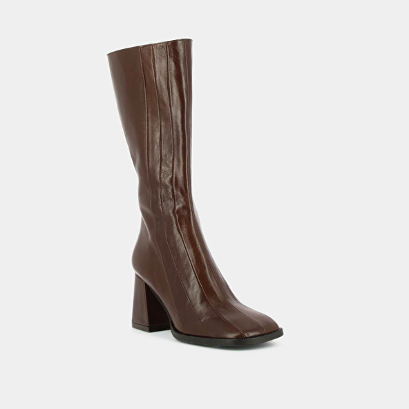 Boots with heels and stitching in brown aged leather | DATCHY