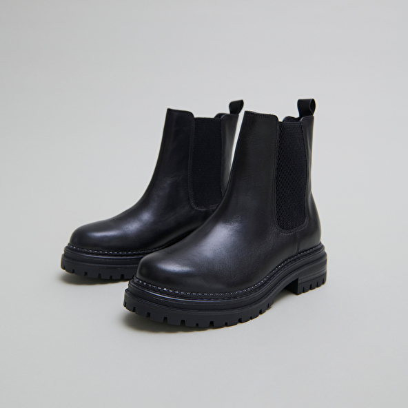Low boots with notched soles and elastic in black leather | ADALARD