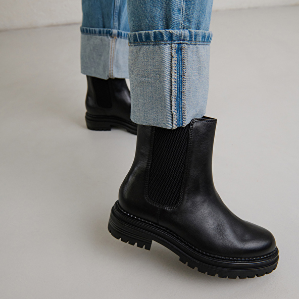 Low boots with notched soles and elastic in black leather | ADALARD