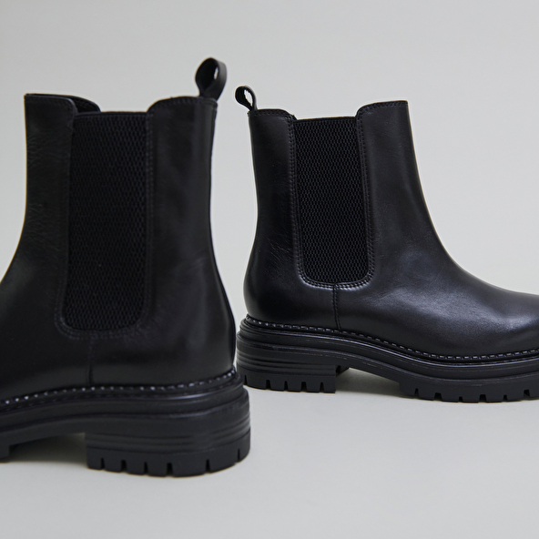 Low boots with notched soles and elastic in black leather | ADALARD