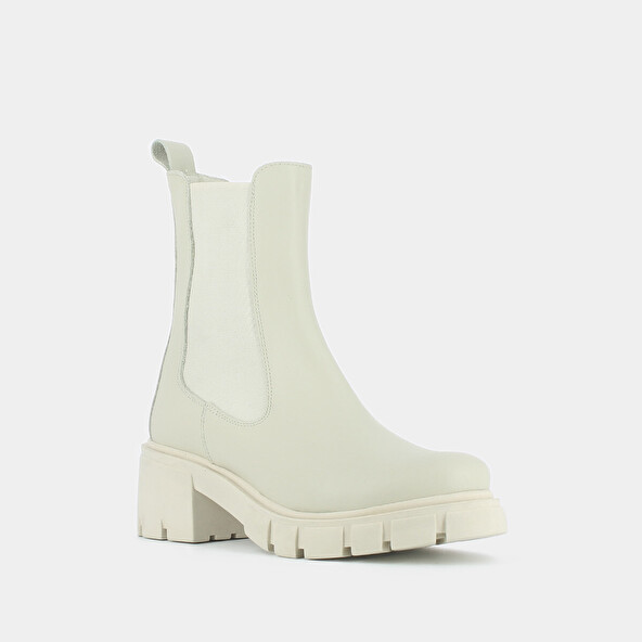 Heeled boots with notched soles in ecru leather | MOISE