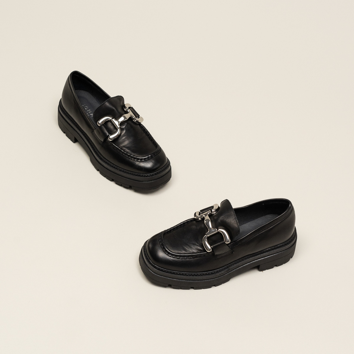 Moccasins with notched soles and silver bits in black leather | PICUSSY
