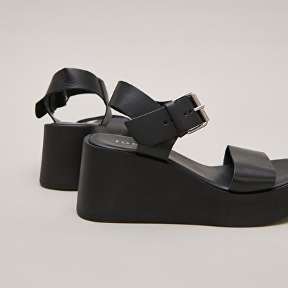 Platform sandals in black leather | ELSA