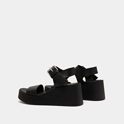 Platform sandals in black leather | ELSA