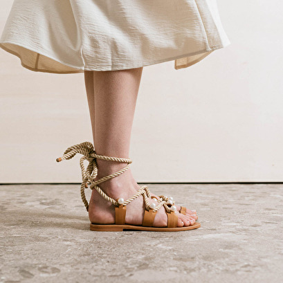 Sandals with straps, beads and braided straps camel
