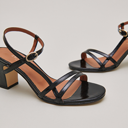 Sandals with heels and straps in black shiny leather | vicomte