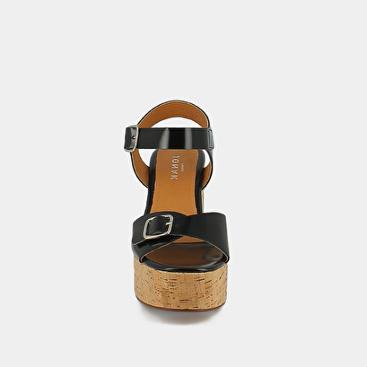 Buckle and platform sandals in black glazed leather | mathilde