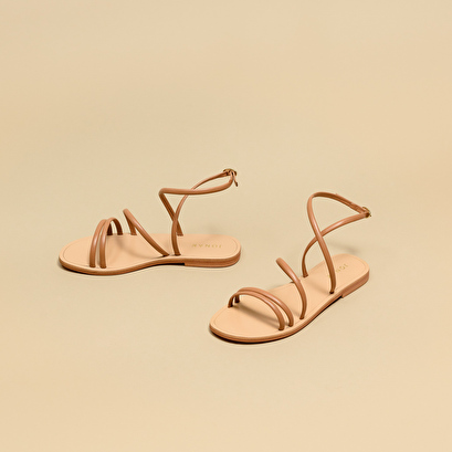 Flat sandals with straps camel